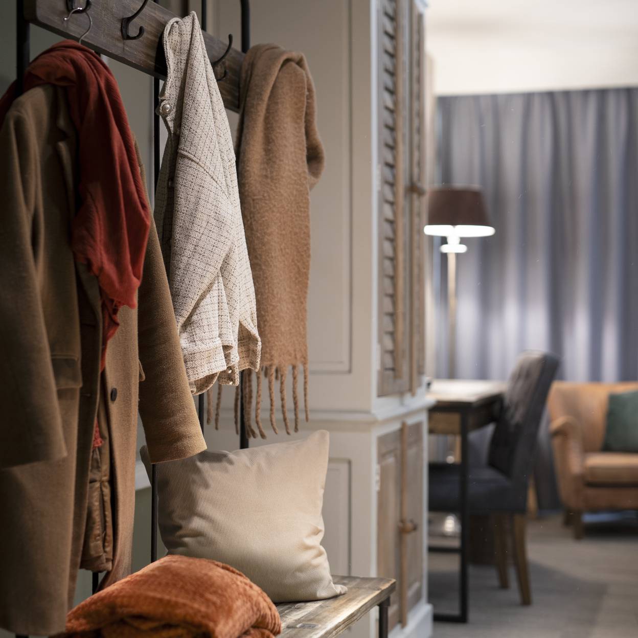 Een gevulde kapstok in een hotelkamer van Hotel 't Speulderbos.