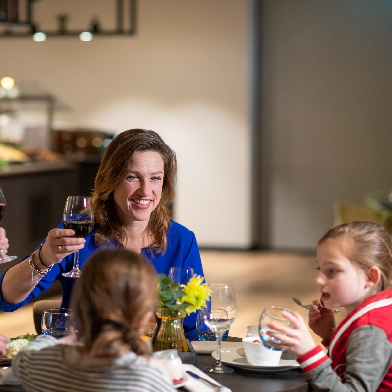 Een gezin dineert in restaurant 't Speulderbos