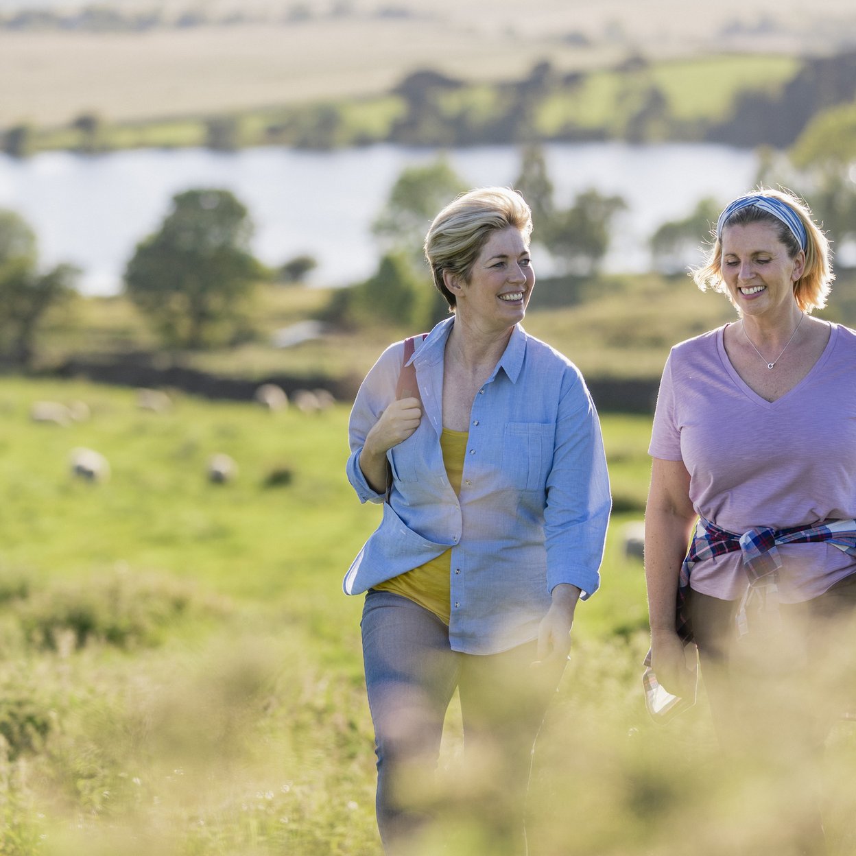 Twee wandelende vrouwen in een Limburgs landschap