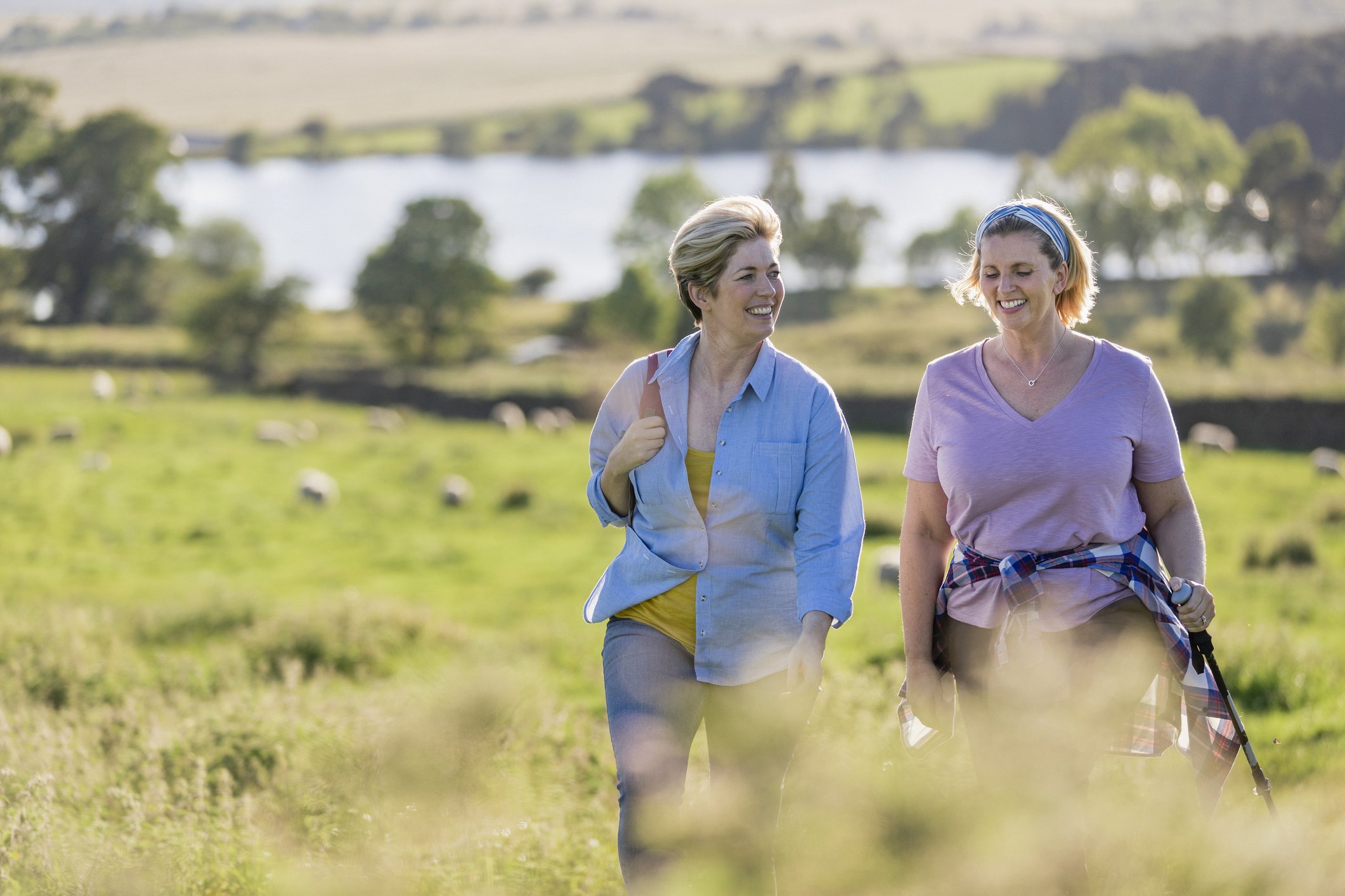 Twee wandelende vrouwen in een Limburgs landschap