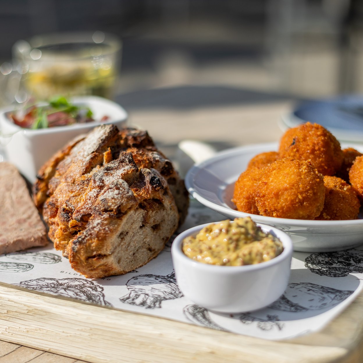 Borrelplank met bitterballen en brood