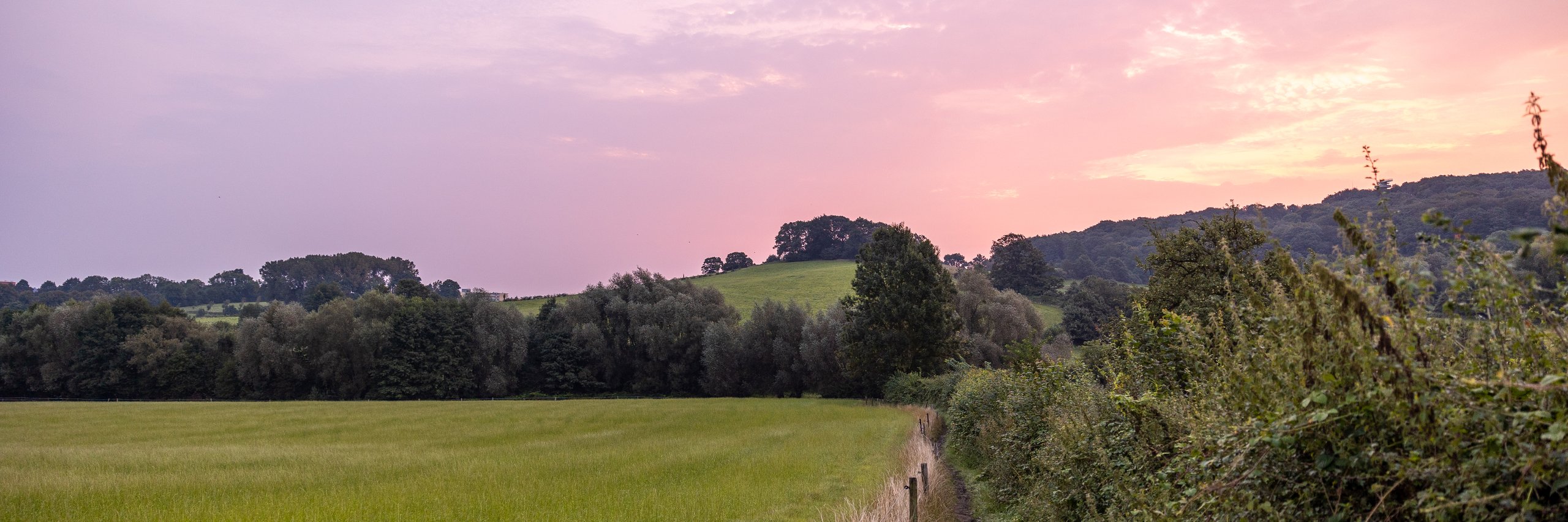 Zonsondergang zorgt voor mooi kleurenpallet over de Limburgse landschappen.