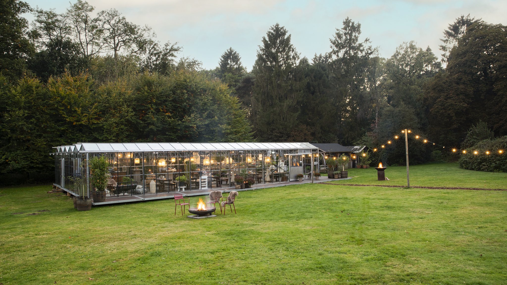 Ansicht des Glashauses im Wald Winter in the Woods beim Hotel De Bilderberg bei Golden Hour