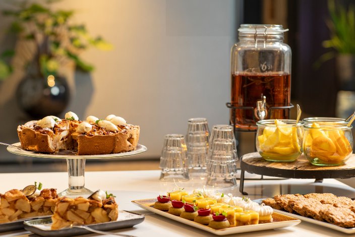 Lekkernijen in de coffee corner zoals appeltaart, koek, appelsap en friandises