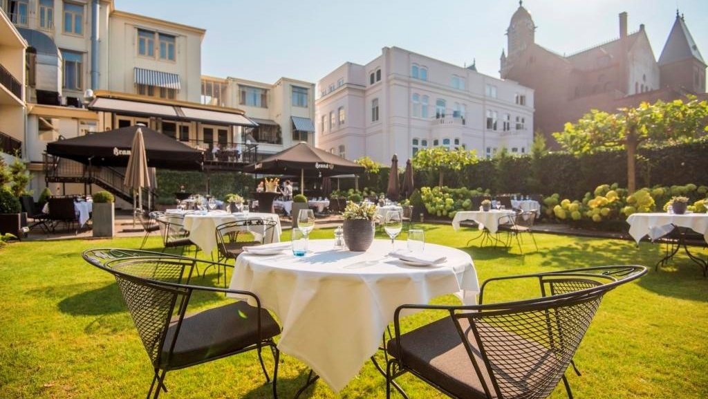 Aanzicht foto van de stadstuin van het Bilderberg Parkhotel in Rotterdam. Een unieke locatie voor bijzondere evenementen en borrels in het centrum van